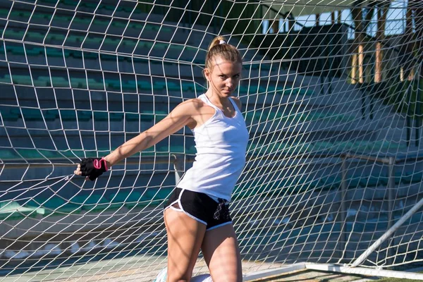 Mooie vrouw voetballer — Stockfoto