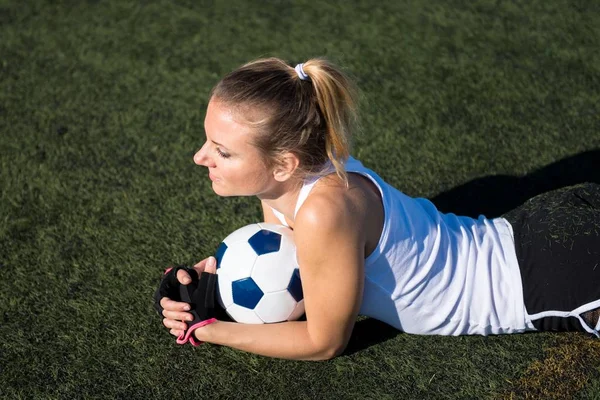 Carino giocatore di calcio donna — Foto Stock