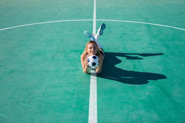 Güzel kadın futbolcu — Stok fotoğraf