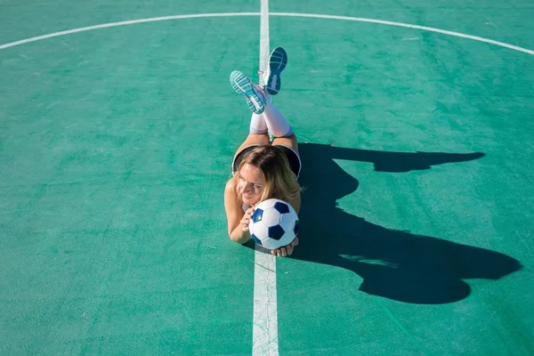 Carino giocatore di calcio donna — Foto Stock