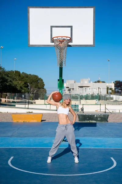Красивая женщина играет в баскетбол — стоковое фото