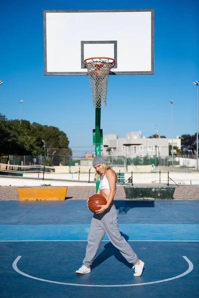 Красива жінка грає в баскетбол — стокове фото