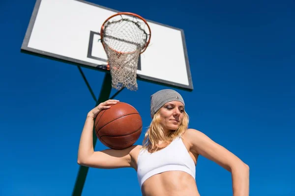 Krásná žena, hrající basketbal — Stock fotografie