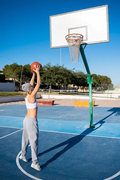 Güzel bir kadın basketbol oynarken — Stok fotoğraf