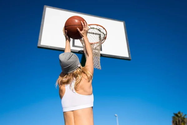 Mulher bonita jogando basquete — Fotografia de Stock