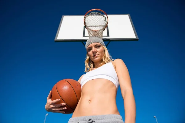 美しい女性のバスケット ボール — ストック写真