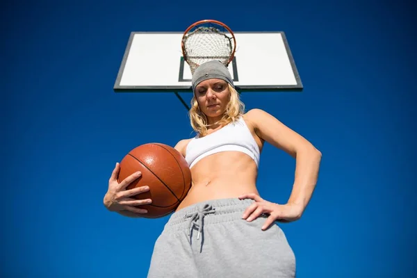 Beautiful woman playing basketball — Stock Photo, Image