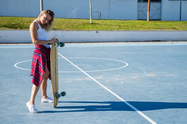 Longboard gyönyörű nő — Stock Fotó