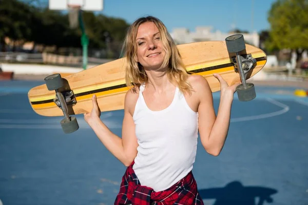 Mulher bonita com longboard — Fotografia de Stock