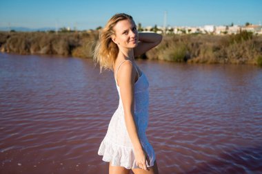 Sarışın kadın güzel bir Tuz Gölü