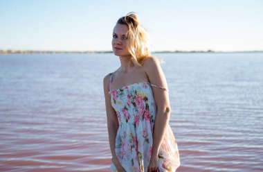 Sarışın kadın güzel bir Tuz Gölü