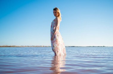 Sarışın kadın güzel bir Tuz Gölü