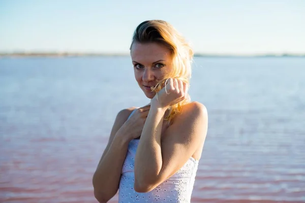 Blonde Frau in einem schönen Salzsee — Stockfoto