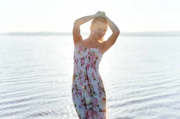 Donna bionda in un bellissimo lago salato — Foto Stock