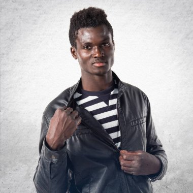 Siyah adamla yakışıklı deri ceket