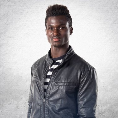 Siyah adamla yakışıklı deri ceket