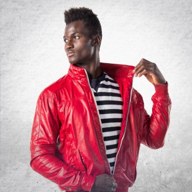 Kırmızı deri ceket siyah adam