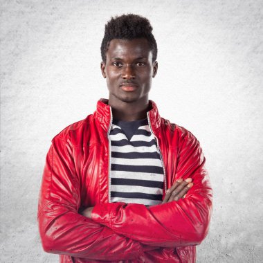 Siyah adam kollarını ile geçti