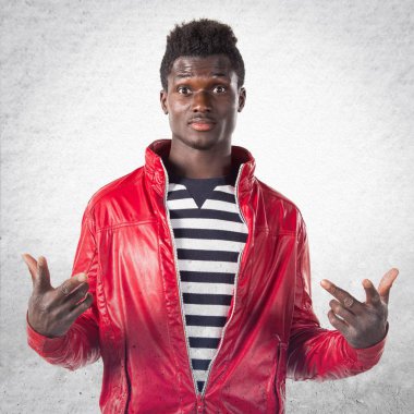 Siyah adam önemsiz jest yapma