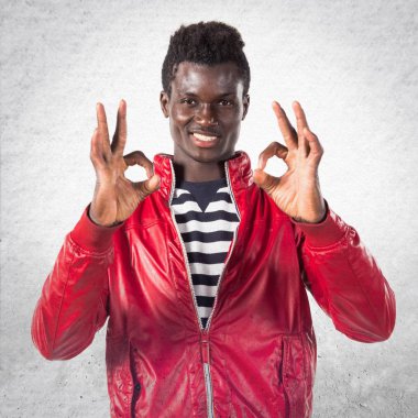 Siyah adam ok işareti yapmak