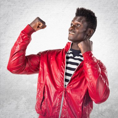 Studio poz yakışıklı zenci