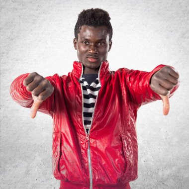 Siyah adam kötü sinyal yapıyor