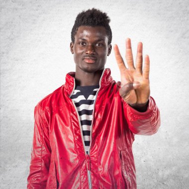 Yakışıklı siyah adam dört sayma