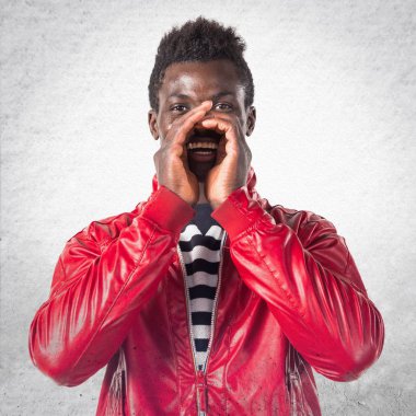 Bağırarak yakışıklı zenci