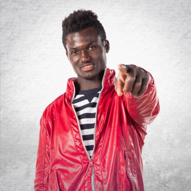 Yakışıklı siyah adam önüne işaret