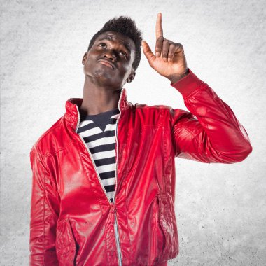 Yukarı dönük yakışıklı zenci