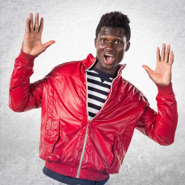 Sürpriz bir jest yapan yakışıklı siyah erkek