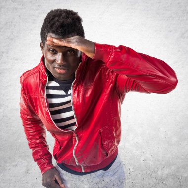 Yakışıklı siyah adam bir şeyler gösteriyor