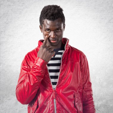 Yakışıklı siyah adam bir şeyler gösteriyor