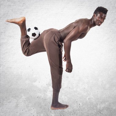 siyah adam futbol oynama