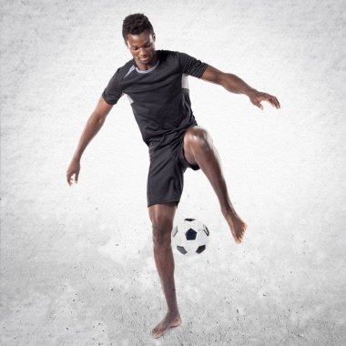 siyah adam futbol oynama