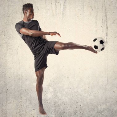 siyah adam futbol oynama