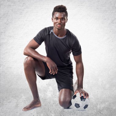 siyah adam futbol oynama