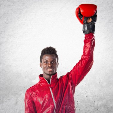 Boks eldivenleri ile siyah adam