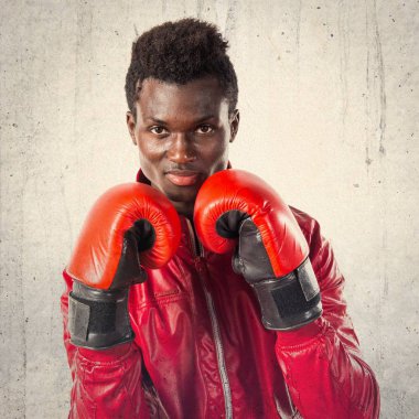 Boks eldivenleri ile siyah adam