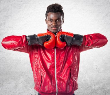 Boks eldivenleri ile siyah adam