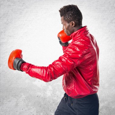 Boks eldivenleri ile siyah adam