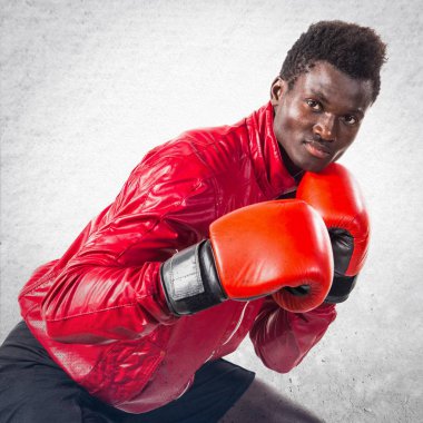 Boks eldivenleri ile siyah adam