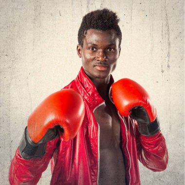 Boks eldivenleri ile siyah adam