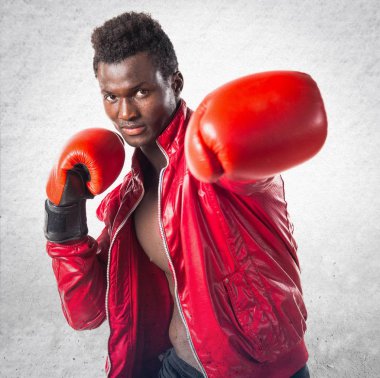 Boks eldivenleri ile siyah adam