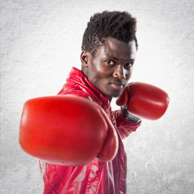 Boks eldivenleri ile siyah adam