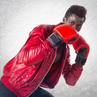 Boks eldivenleri ile siyah adam