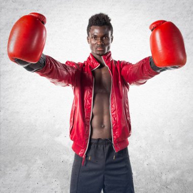 Boks eldivenleri ile siyah adam