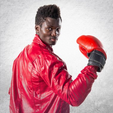 Boks eldivenleri ile siyah adam