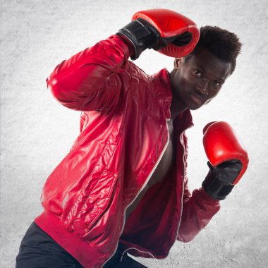 Boks eldivenleri ile siyah adam