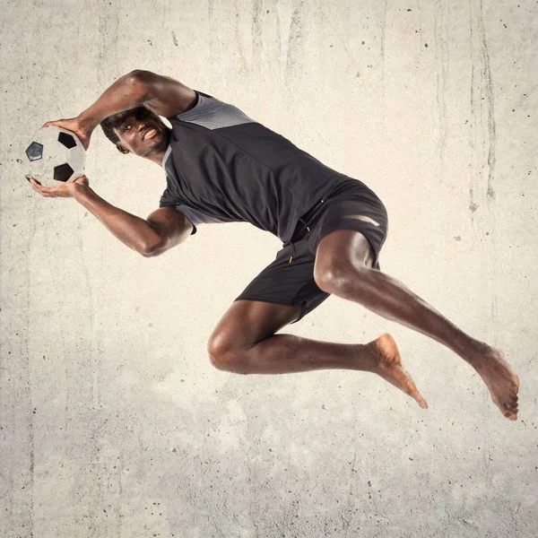 Homem negro jogando futebol — Fotografia de Stock